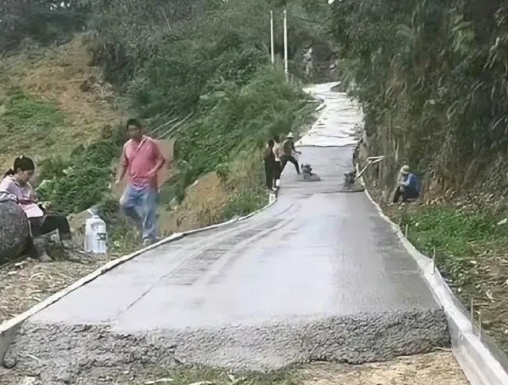修路时，连一根钢筋都舍不得用吗？ ​
