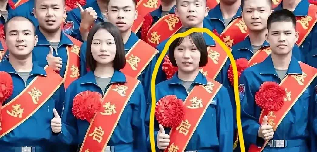 吉林都质疑飞行员刘忆北近照曝光惊艳了
这算是另一种回复网友的质疑了

大家