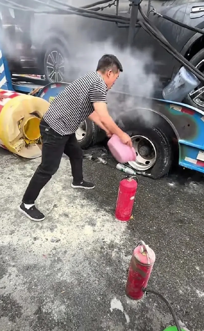 遥遥领先绝对是被人给搞了，前两天才发生一起运输板车轮胎起火的事儿，这又出现一起，