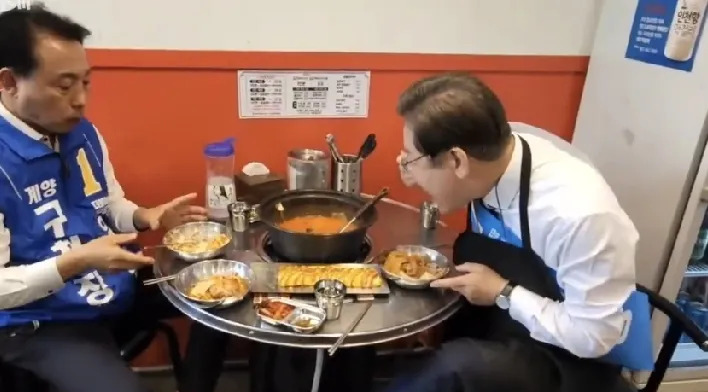 穷小子当选总统，吃顿饭还被围观











---








