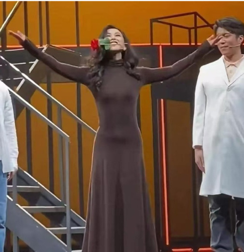 这种贴身针织裙女明星穿效果也一般。 ​​​