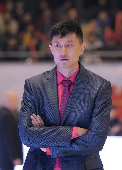徐昕一个盖帽把全队打醒
摔碎的战术板终于砸出了方向
打巴西那天领先18分到突然断