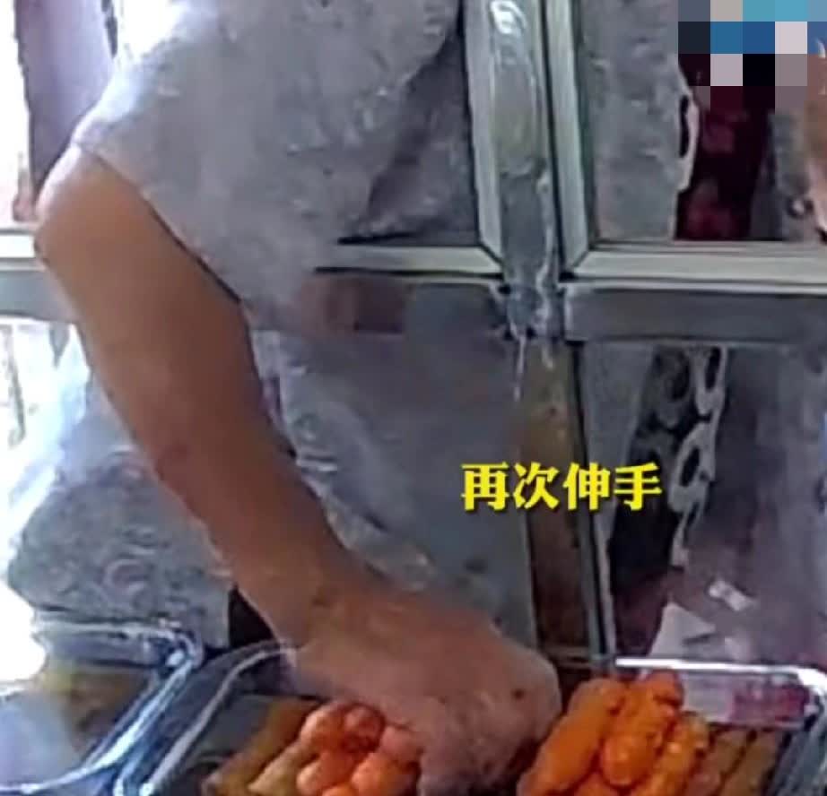 福建漳州一老人在门店乞讨，被店主拒绝后不甘心，故意佯装与店主攀谈，多次下手顺走橱