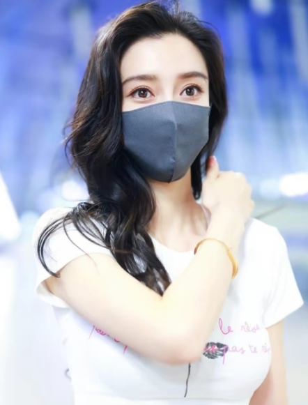 曾经轰动娱乐圈的模范夫妻黄晓明和Angelababy，在经历了世纪婚礼、事业扶持
