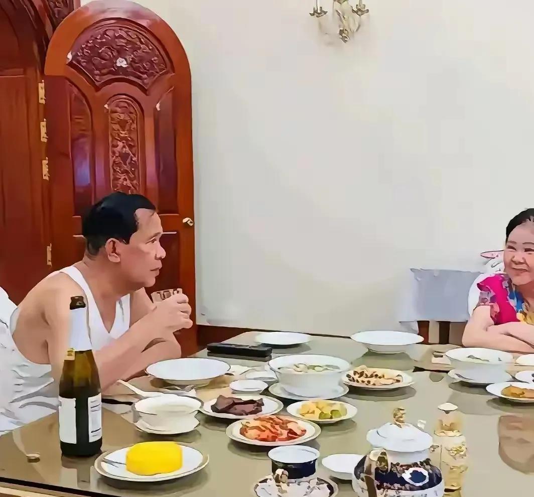 真想不到，洪森的晚餐也只是个四菜一汤，居然也和我这个小老头一样，穿着汗衫背心和家