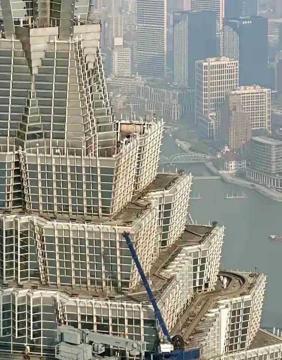这么大的设备是怎么上去的？出了用直升飞机吊上去还有别的办法吗
