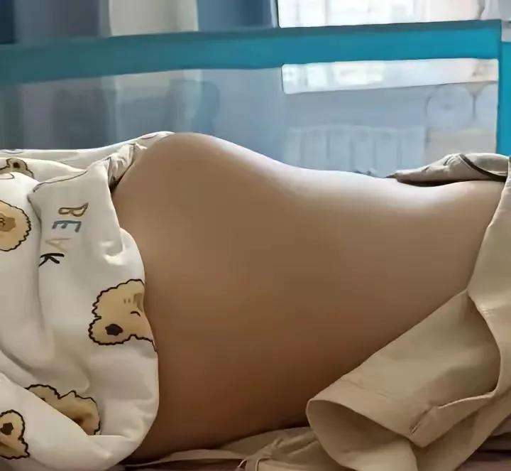 看看这个孕妈的肚子[捂脸]
宝贝在妈妈肚子里大闹天宫呢！