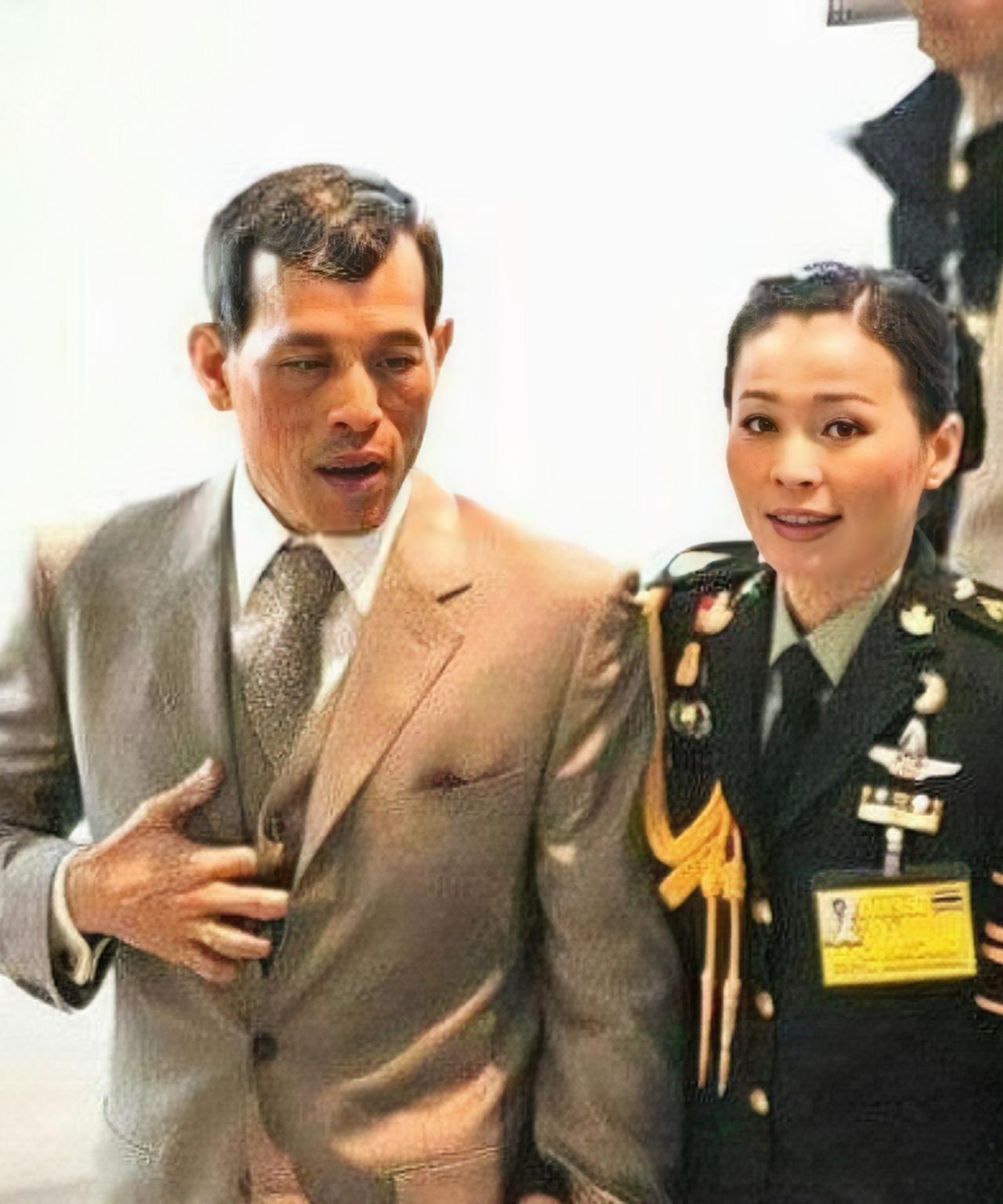 女保镖时期的苏提达王后，跟现在判若两人
如今的苏提达王后，大气端庄，仪态万方，已