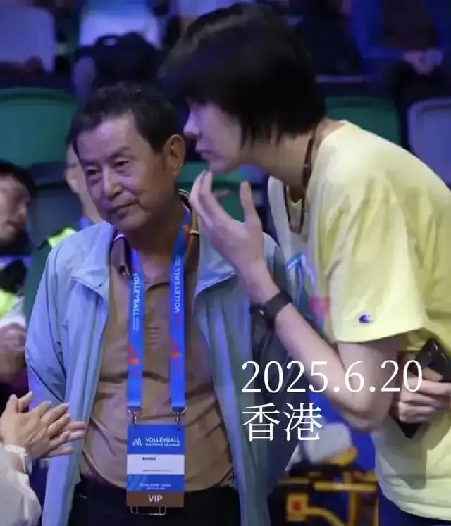 女排名帅陈忠和现身香港女排联赛，爱徒赵蕊蕊陪在一旁，赛后，赵蕊蕊并于女排的“小赵