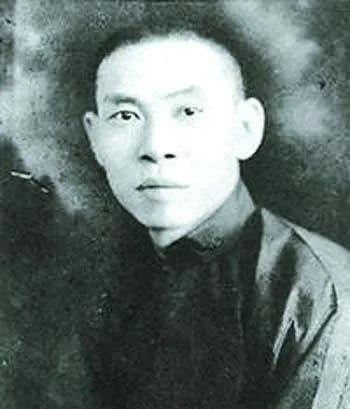 杜月笙曾对友人感慨：
“你本是池中鲤鱼，苦修五百年跃过龙门成龙；我原是泥沼泥鳅，