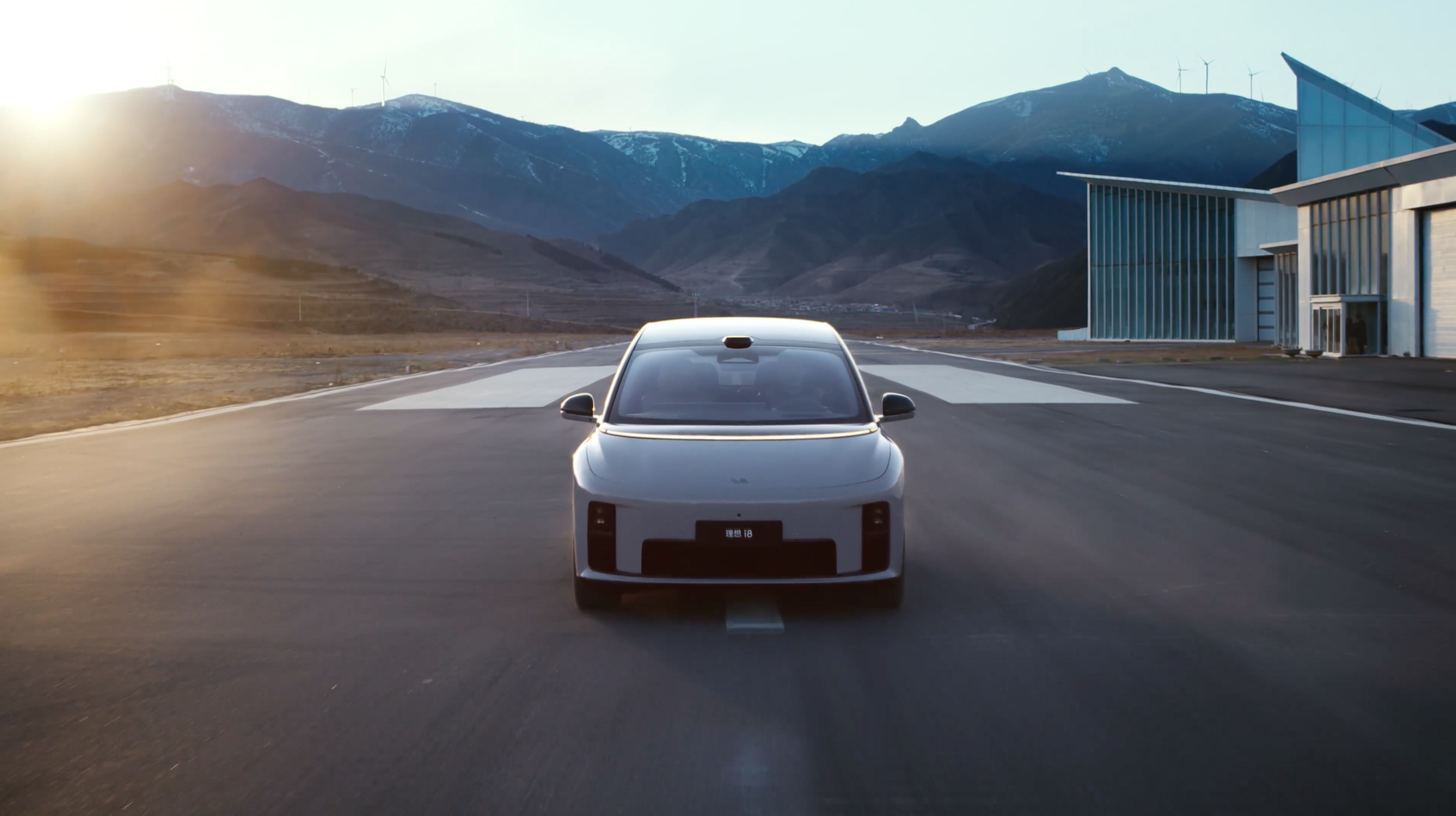 理想i8进一步官宣，7月见。
阿理的首款纯电SUV，虽然还要好几个月，不过现在时