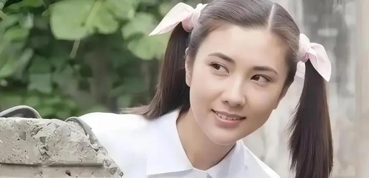 当年她败坏了印小天的名声，借此走红嫁给了导演，如今怎么样了？
（ 麻烦各位读者点