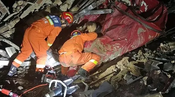 
在交通网络纵横交错的现代中国，高速公路宛如一条条巨龙，串联起城市与乡村，推动着