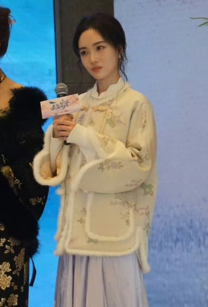 戏里针锋相对戏外贴贴！娜扎首映礼投赵嘉敏角色最有反转，姐妹互动太戳人，迫不及待想