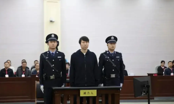 前国足主帅李铁上诉后，二审维持原判，还是二十年。铁子在狱中的生活大致是这样的：