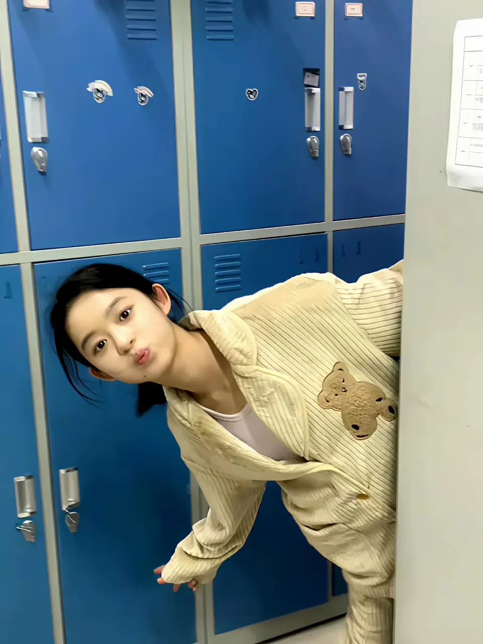 抛开他爸不谈，确实长得不错
