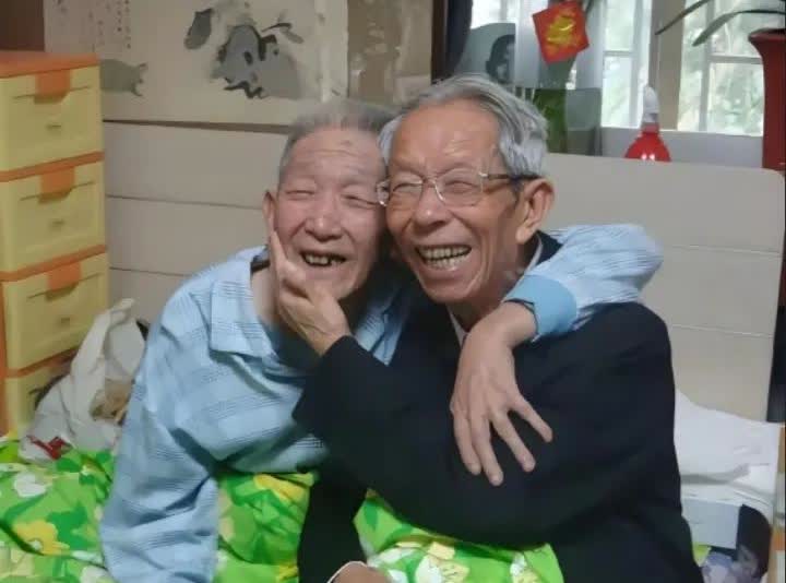 2011年，相声大师张永熙，探望卧病在家的金文声时的一幕，两位老友相见分外的开心