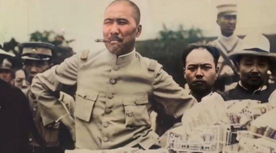 1932年初秋，济南站台枪声撕裂暮色，曾经坐拥23房美眷、私藏3吨黄金的“狗肉将