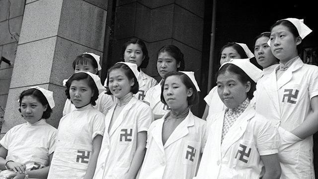 女地下党受刑时拒不招供，毛森带一个人上来后，才知身份已暴露