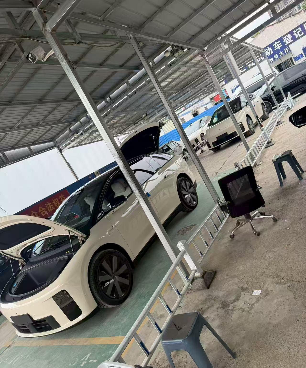 理想i6有前备箱，而且还不错
暂时不知道后驱和四驱是否都是一样的
这里为什么理想
