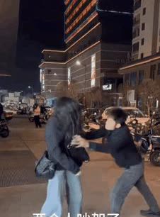 男人容易嘛！这男子一忍一背，展现出好男不跟女斗和宽宏大度的风格[捂脸]……