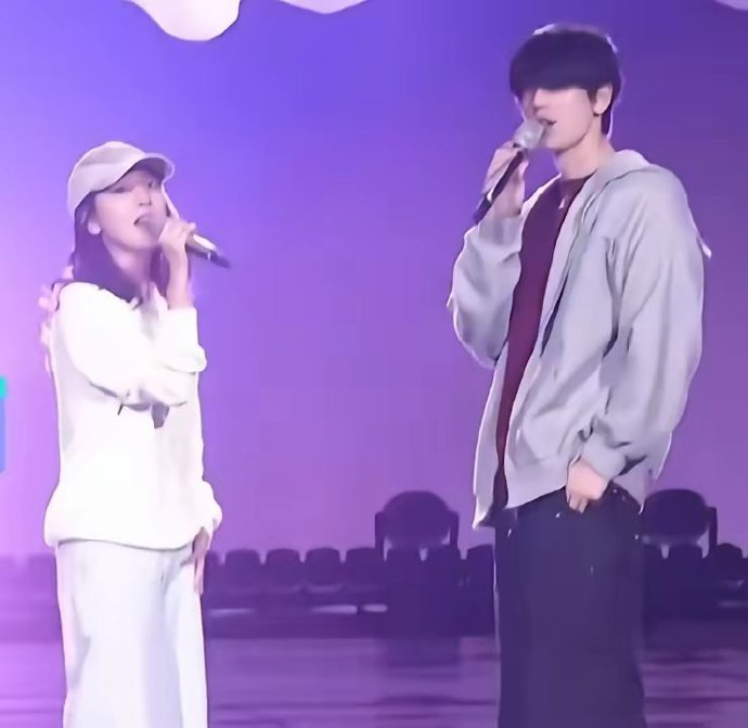 张凌赫和章若楠同台演唱