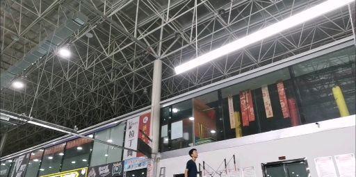 羽毛球挥拍特别怪异  怎么办？
现在看到动作不好看 有点气馁了 希望能得到知友们