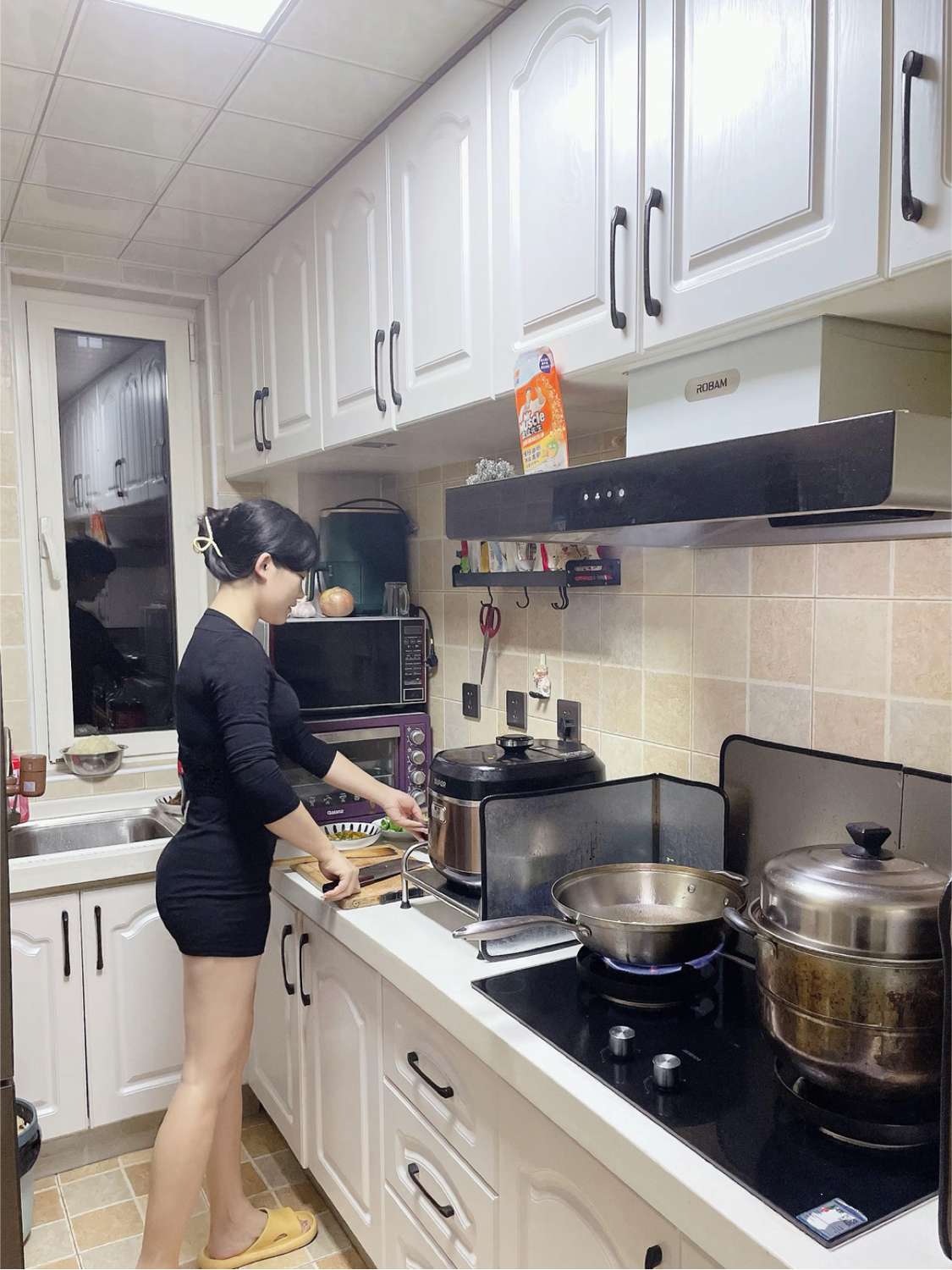 来嫂子家吃饭 嫂子让我来厨房帮帮她