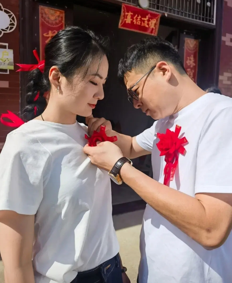 00后越来越流行极简婚礼了！
昨天参加了同事儿子的婚礼，婚礼特别简单，没有舞台灯