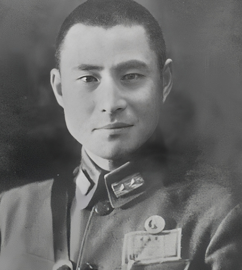 1948年，淮海战役胜利后，解放军战士路过一草垛，突然闻到股怪味。扒开草垛一看，