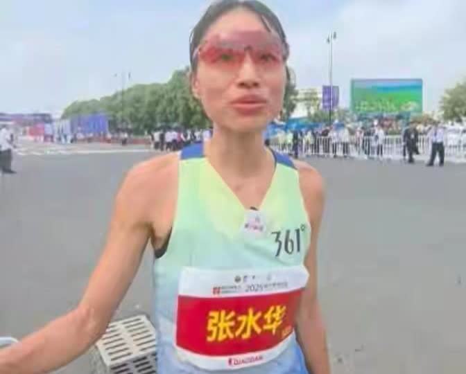 原来我们都误会这位跑马冠军了！

大家说她情商低，

其实是另有原因……