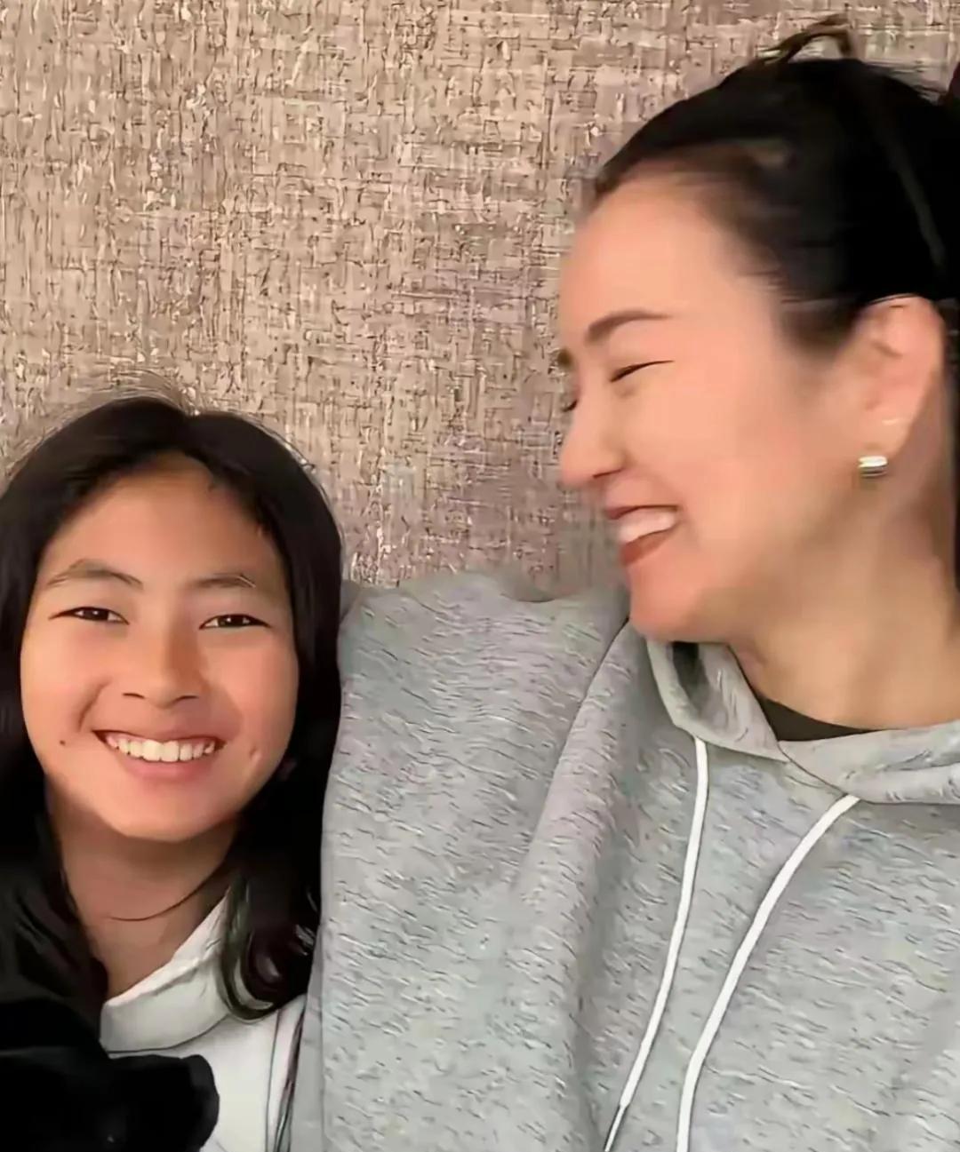 阿雅的女儿皮肤黝黑，长得很有藏族特色，你觉得呢？