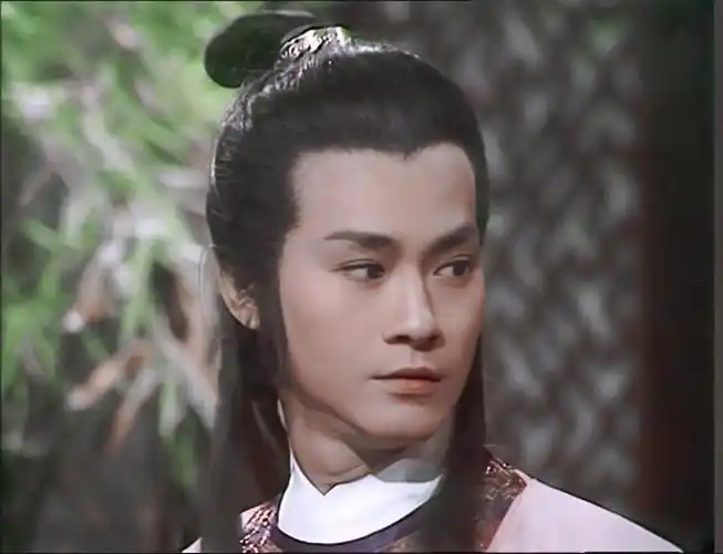 吴镇宇曾说过：因为郑少秋，我都不敢演古装剧，因为我知道自己不如他。
 
当年，郑