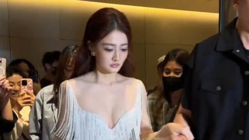 徐璐出席时装周，穿透视装露半胸，被保安拉手搂腰吓出表情包