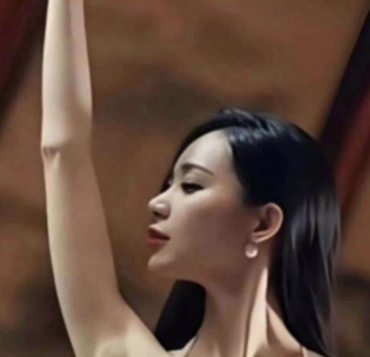 深圳33岁女子姚某因不能生育被丈夫抛弃，便常在网上交友。生日当天，她邀男网友于某