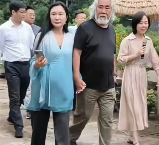 2岁张纪中与43岁妻子秀恩爱，杜星霖真实状态，差别太大！