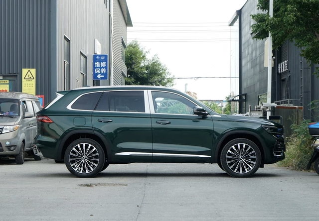 帝豪s感觉车内的内饰味道还是挺大的
尤其是放上半个多月的时候，打开车门那一瞬间和