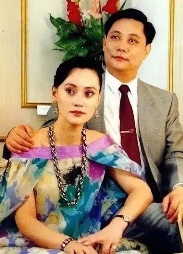 在1983年，年轻的宋佳遇见了年长的京剧名家张学津。当时，张学津已经在京剧领域取