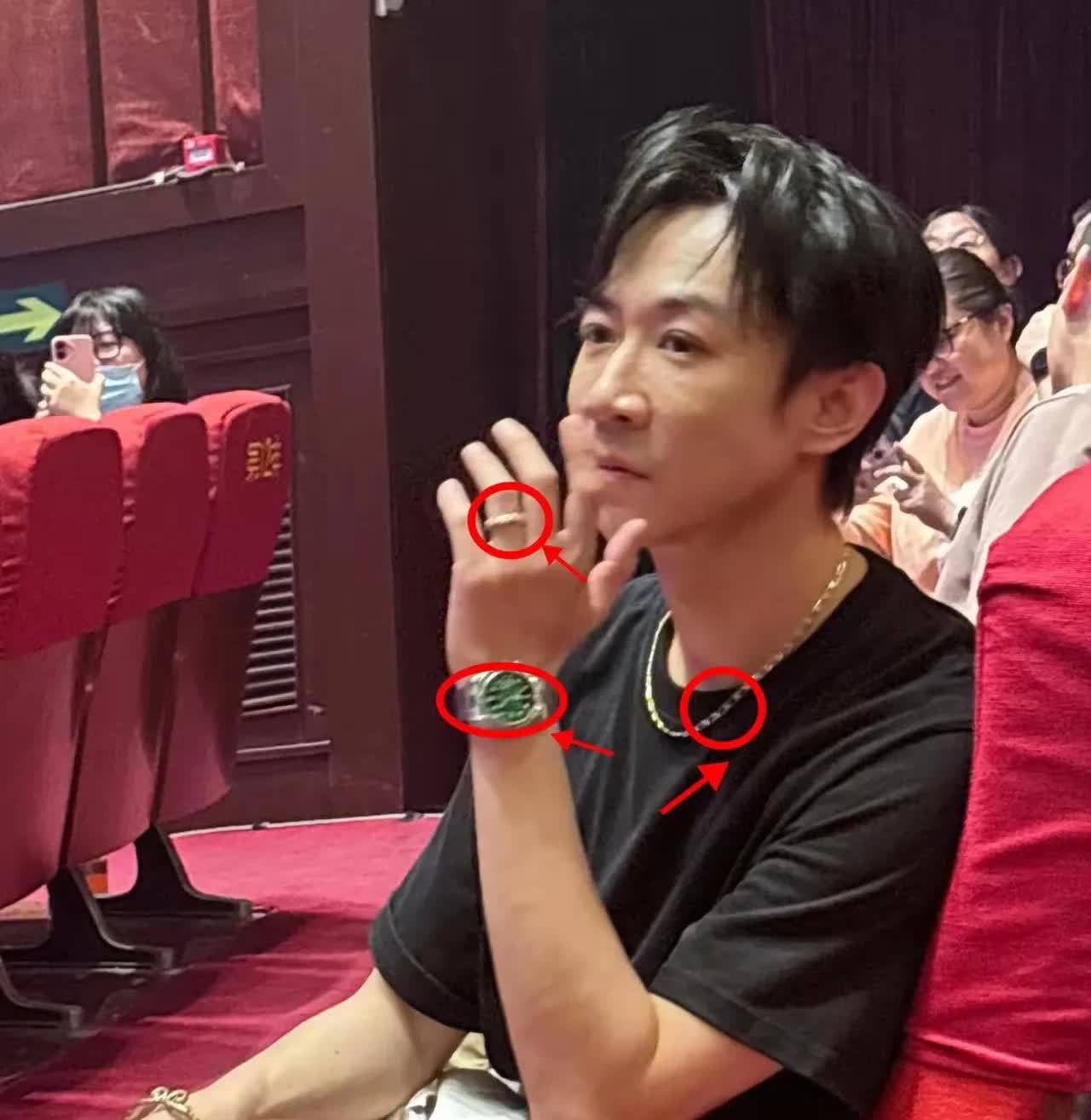 别再替董璇委屈了，她根本不需要！
 
不信你看张维伊身上佩戴的装饰，在座各位