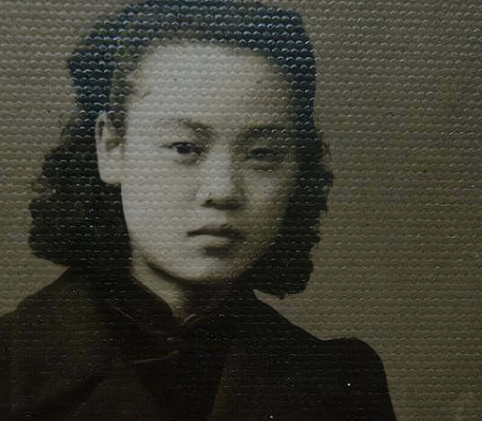 一天，杜月笙妻子和表哥翻云覆雨过之后对他说：“明天你就离开上海吧，他已经知道了我