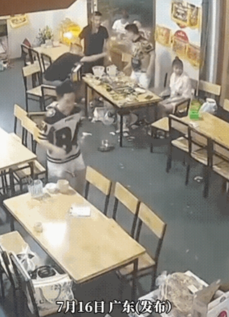 “冲动是魔鬼！”7月16日，女子吃火锅和同桌男子发生口角，气不过的她朝对方泼了一