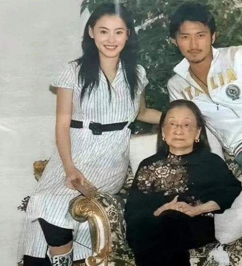 谢霆锋张柏芝与奶奶温馨合影

当年，26岁的谢霆锋陪伴着怀有身孕的张柏芝，远赴温