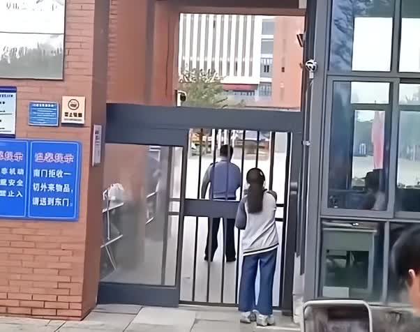 “太可惜了！本来有着考清北的实力，却迟到了！”
只见视频中的女生对工作人员苦苦