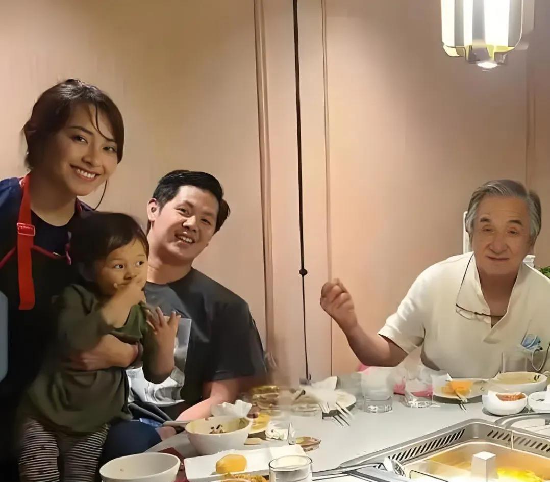 天呐！国际巨星成龙被网友偶遇了！真是无巧不成书，成龙和一帮朋友吃火锅，碰巧的是，