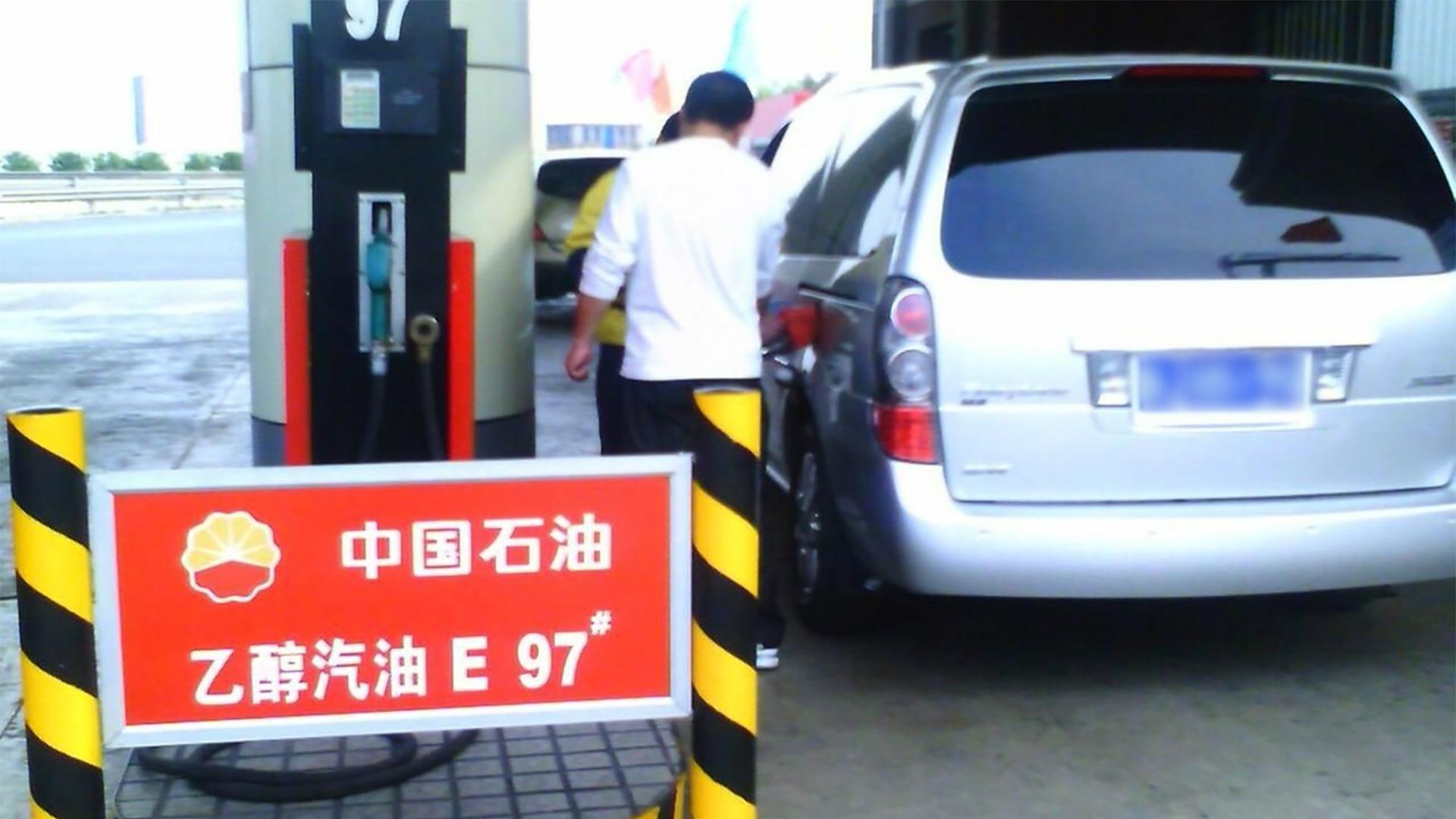 为啥一直用纯汽油的车，换乙醇汽油后就爱堵油路？原因太有趣了！