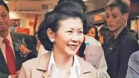 李嘉诚现身五月天演唱会，被媒体追访什么时候结婚，他挥手回答6个字
