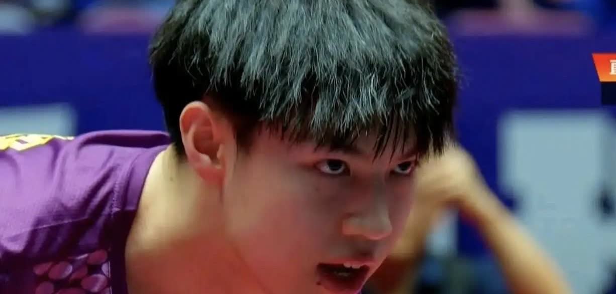 黄友政当真是乒超第一顶流[笑哭]
在今晚乒超对决中，满场都在给黄友政加油，但是