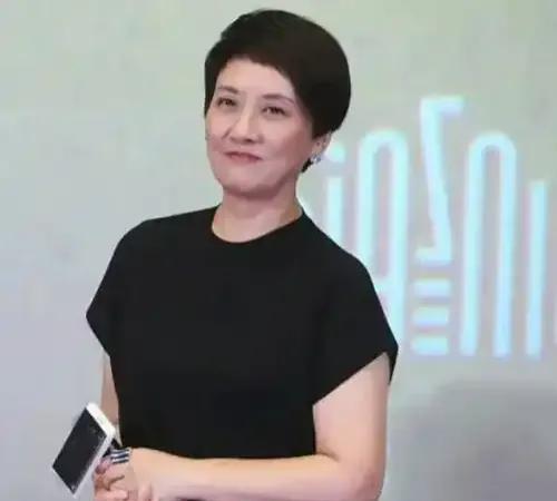 邓婕活得清醒通透！她不顾世俗眼光，不生孩子也坚定嫁给张国立。如今 70 岁，在澳
