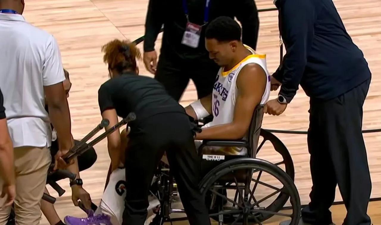 贝兹利受伤！
NBA夏季联赛湖人对阵凯尔特人，贝兹利持球一个漂亮的转身上篮时膝盖