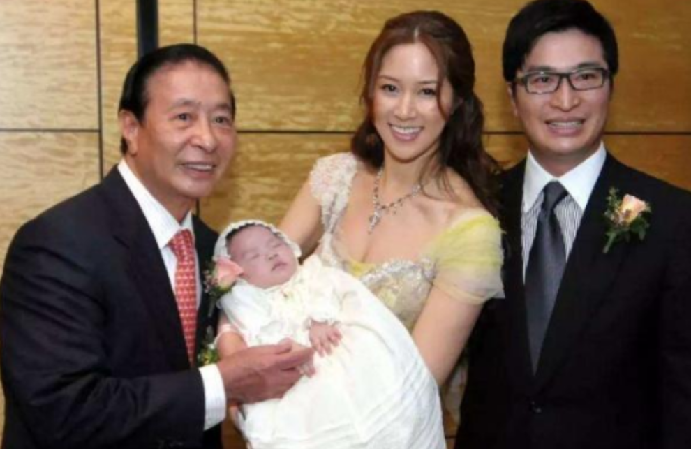 当年，18岁的香港名模徐子淇爱上洪金宝的儿子，当她把这一消息告诉母亲后，徐母却恨